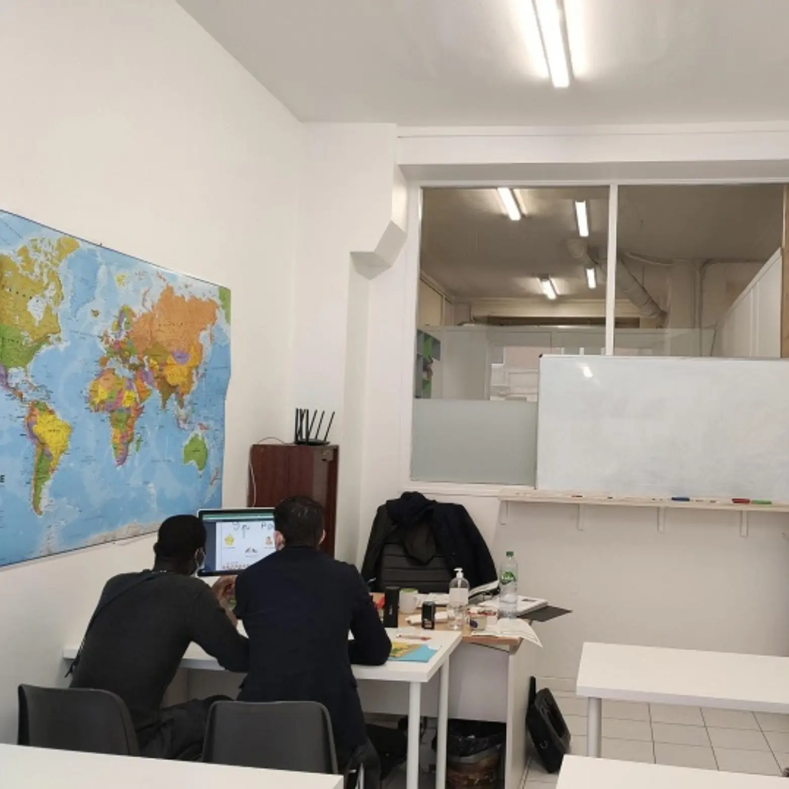 Un homme prend un cours de FLE préparation DELF